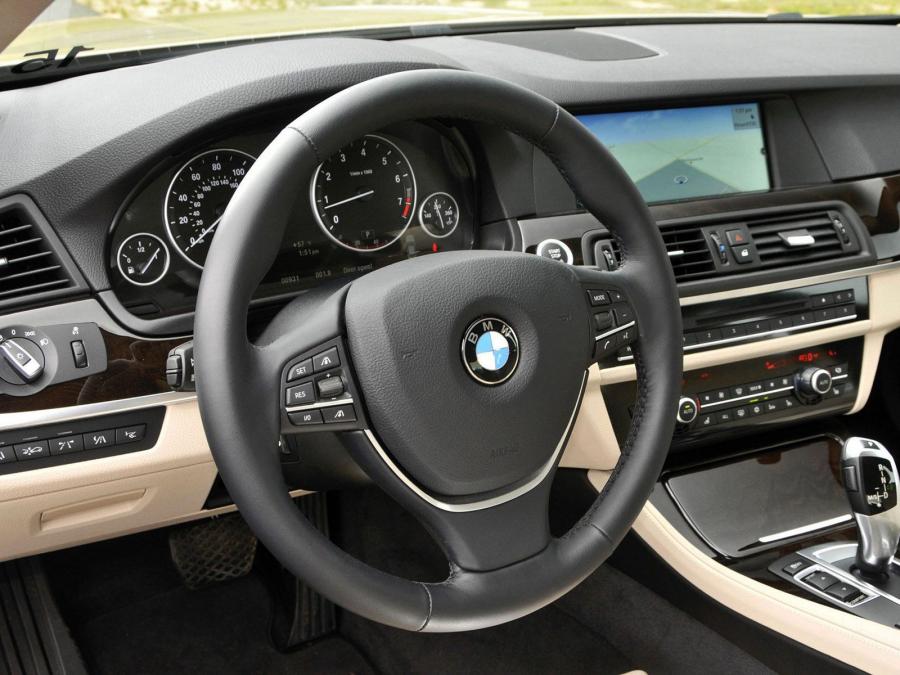  BMW 550i 2010 года  (US) (фото 3 из 7)